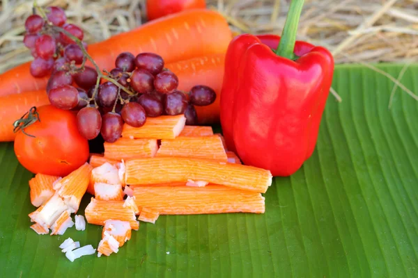 Bâtonnets de crabe aux fruits et légumes — Photo