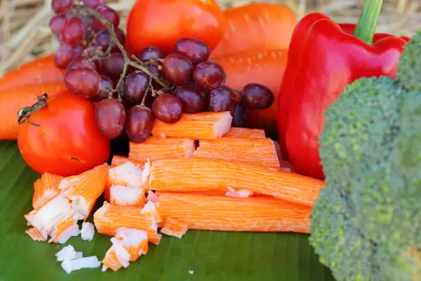 Palitos de cangrejo con frutas y verduras — Foto de Stock