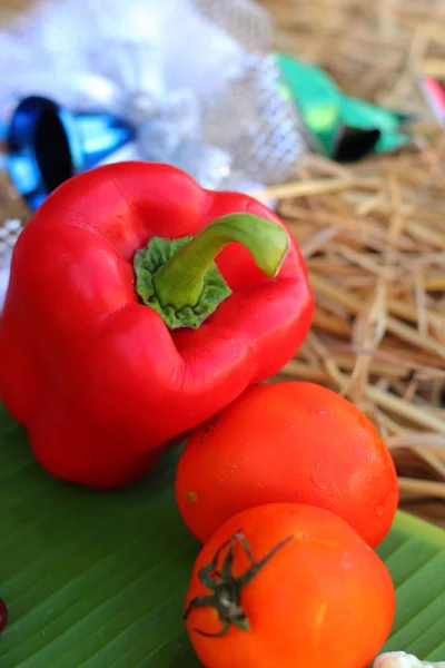 Renkli taze kırmızı biber ve domates — Stok fotoğraf