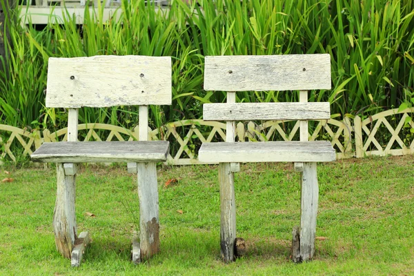 Židle v zahradě s přírodou — Stock fotografie