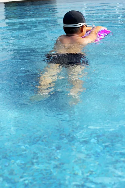 Bambini che giocano in piscina — Foto Stock