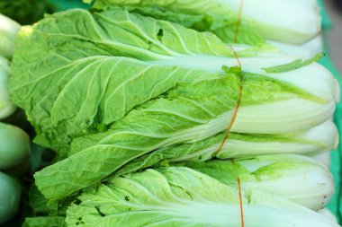 Pazarda taze lahana.