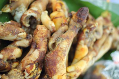 Yemek pişirmek için ızgara domuz kuyruğu