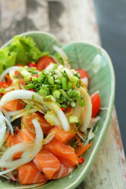 Taze somon salata ile baharat - Japon yemekleri.