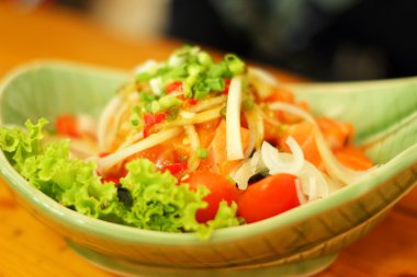 Taze somon salata ile baharat - Japon yemekleri.