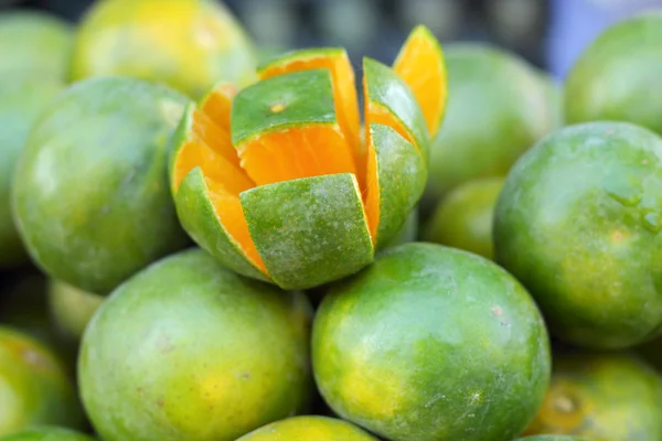 Orange fruits in the market — Stock Photo, Image