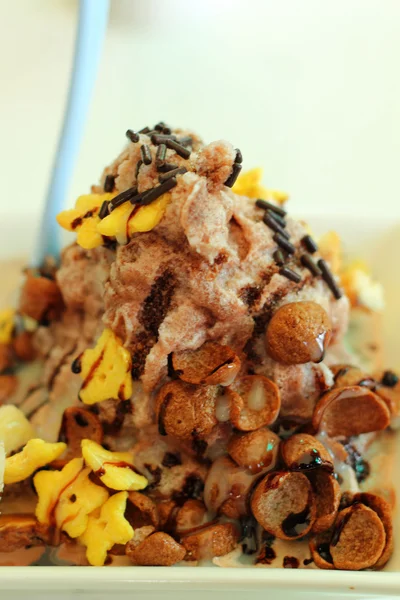 Helado y pan de chocolate — Foto de Stock