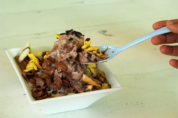 Helado y pan de chocolate — Foto de Stock