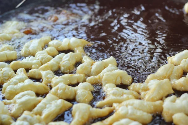 Gefrituurde deeg stok op de pan — Stockfoto