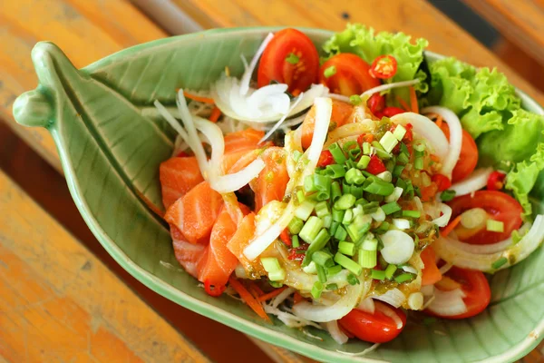 Frischer Lachssalat mit Gewürzen - japanisches Essen. — Stockfoto