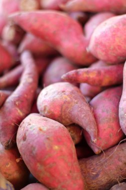 Pazarda taze tatlı patates.