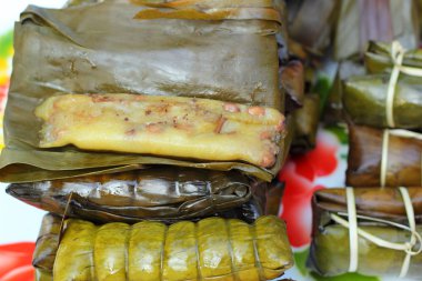 yapışkan pirinç sarılmış muz yaprakları - tatlı Tayland.