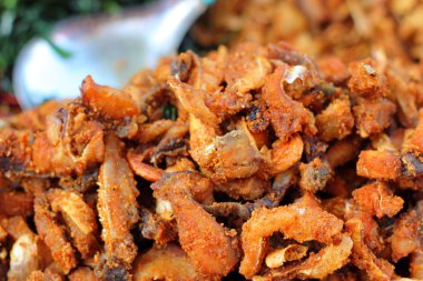 piyasada kızarmış balık