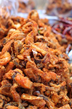 piyasada kızarmış balık