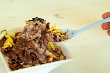 Dondurma ve çikolata ekmek