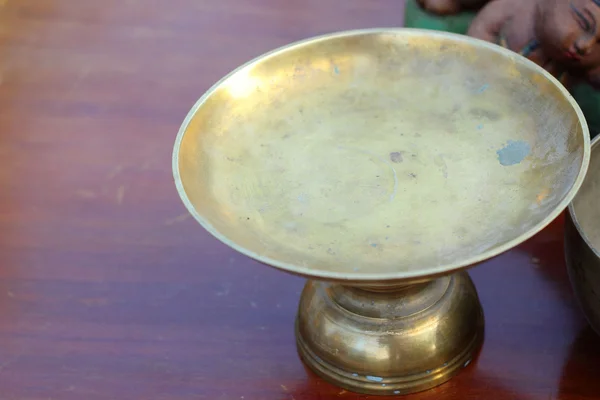 Bowl vintage copper sold in the market. — Stock Photo, Image