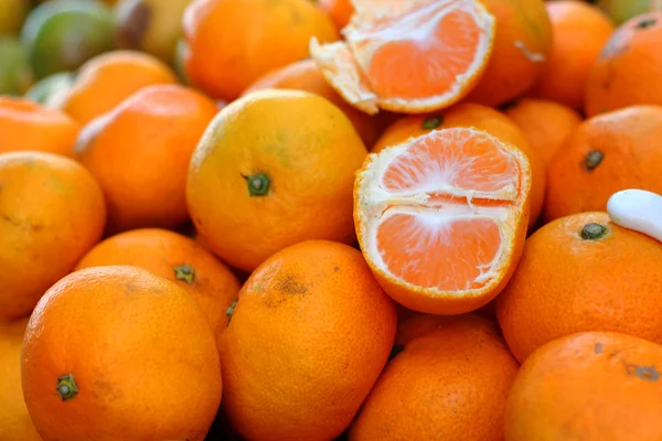 Frutas de laranja no mercado — Fotografia de Stock