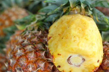 Piyasada taze ananas