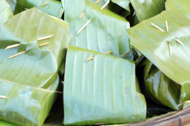 Köri ezmeli haşlanmış balık.