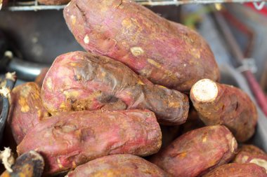 Pazarda taze tatlı patates.