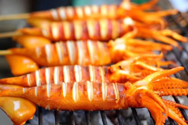 B-b-q gegrillter Tintenfisch auf dem Markt — Stockfoto