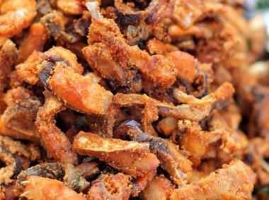 piyasada kızarmış balık