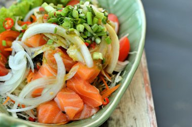 Taze somon salata ile baharat - Japon yemekleri.