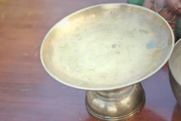 碗老式铜在市场上出售. — 图库照片