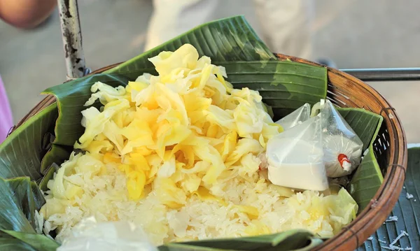 El postre tailandés - las patatas cocidas ponen el coco — Foto de Stock