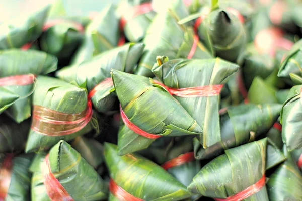 Riz collant enveloppé dans des feuilles de banane - dessert Thaïlande . — Photo