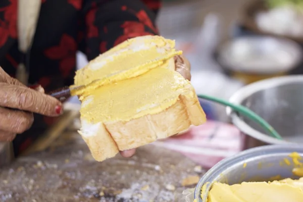 バター トーストを作ると砂糖を振りかける. — ストック写真