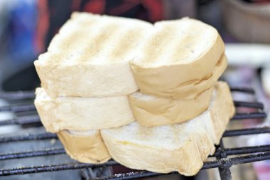 Tereyağlı tost ekmegi ve şeker ile yağmurlama.