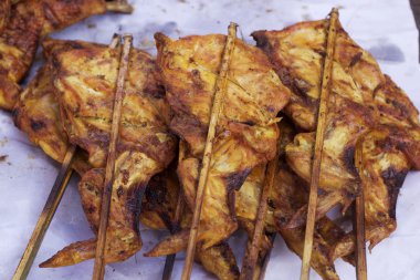 Markette ızgara tavuk.