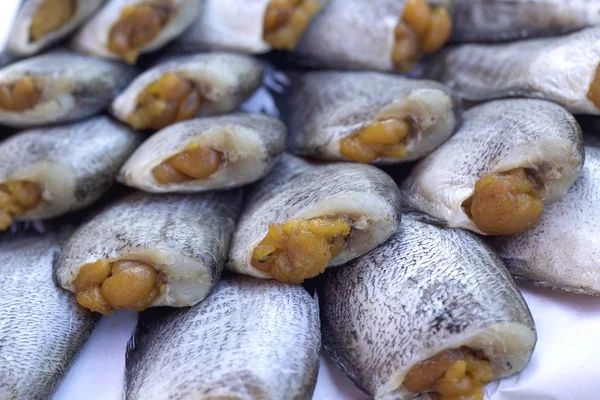 Pesce fresco sul mercato — Foto Stock