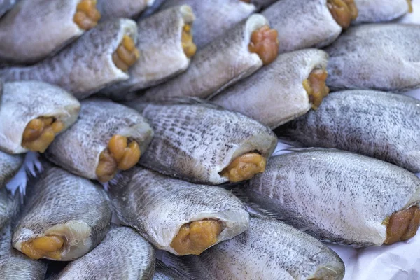 Pesce fresco sul mercato — Foto Stock