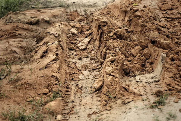 Tracce di ruote sul terreno. — Foto Stock