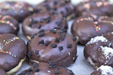 renkli ve lezzetli çikolatalı çörek 