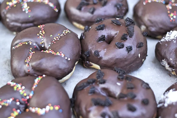 Donut de chocolate colorido e saboroso — Fotografia de Stock