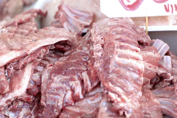 Costelas de porco frescas no mercado — Fotografia de Stock