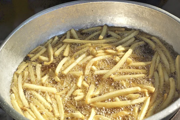 Pommes in der Pfanne — Stockfoto