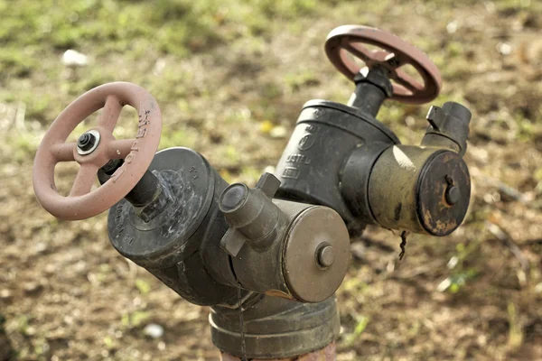 Kırmızı paslı metal sanayi su boruları bir vana ile. — Stok fotoğraf