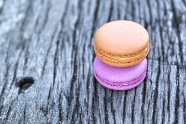Bir ahşap zemin üzerinde Fransızca macaroons