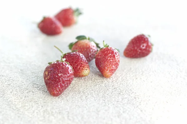 Frutta fresca alla fragola su sfondo bianco — Foto Stock