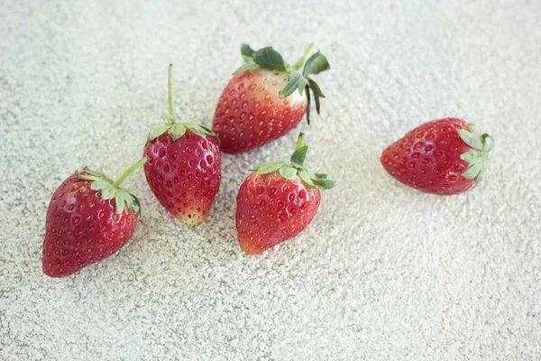 Vers aardbeienfruit op witte achtergrond — Stockfoto