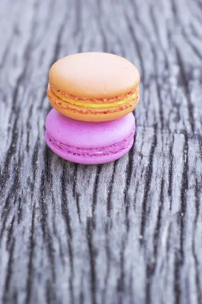 Franse bitterkoekjes op een houten vloer — Stockfoto