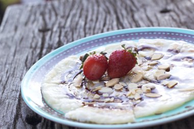 Hint Çapati ekmek veya roti hamur ve çilek meyve.