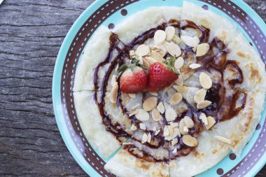 Hint Çapati ekmek veya roti hamur ve çilek meyve.