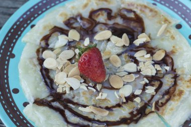 Hint Çapati ekmek veya roti hamur ve çilek meyve.