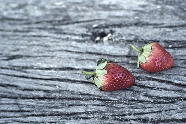 Fruta fresca de morango no chão de madeira — Fotografia de Stock