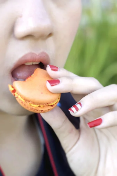Woman eating french deliciously macaroons — Stock Photo, Image